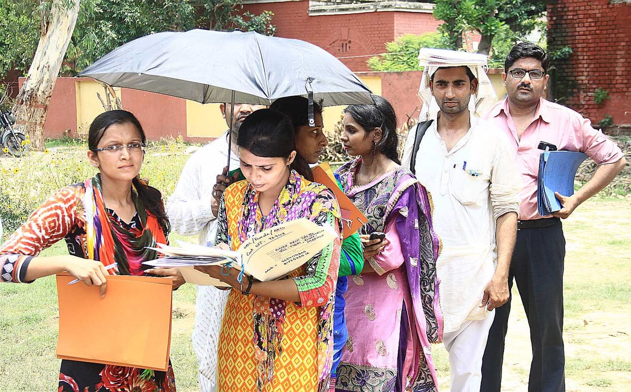 Four thousand rushed for 400 teacher positions