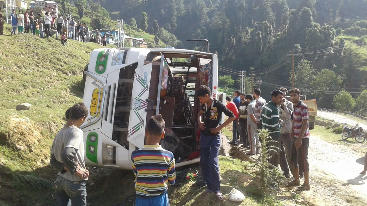 Matador upturned, fourteen passengers injured