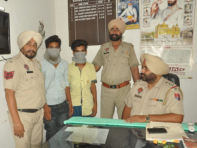 brave girl fight with mobile snatchers in market of ludhiana, public beated boys