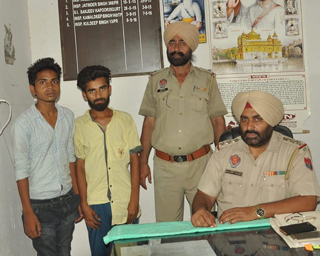 brave girl fight with mobile snatchers in market of ludhiana, public beated boys