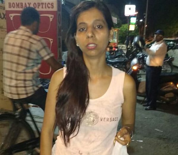brave girl fight with mobile snatchers in market of ludhiana, public beated boys