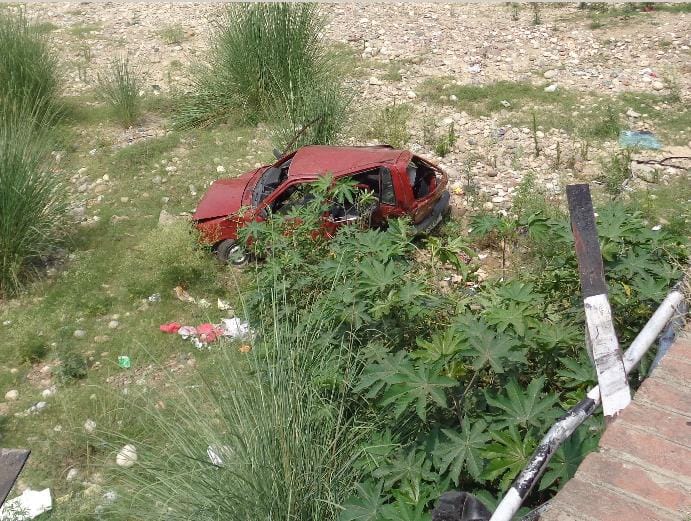 car fell down from bridge, 4 injured