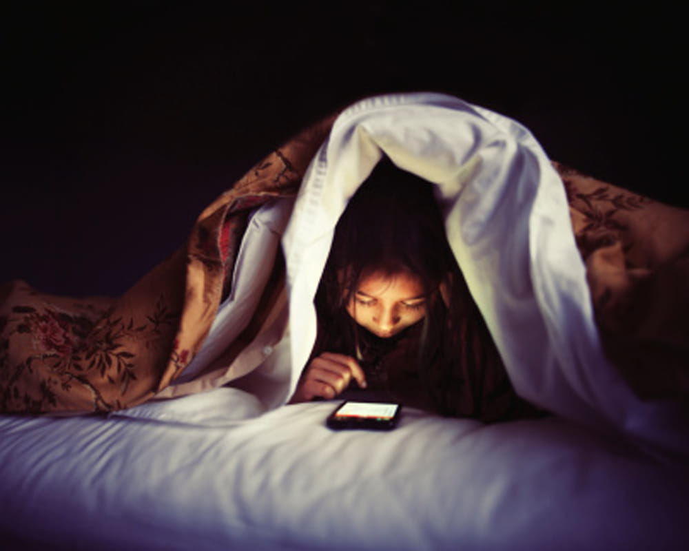disadvantages of using phone in no light
