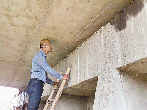 Expert team viewed the old Yamuna bridge cracks