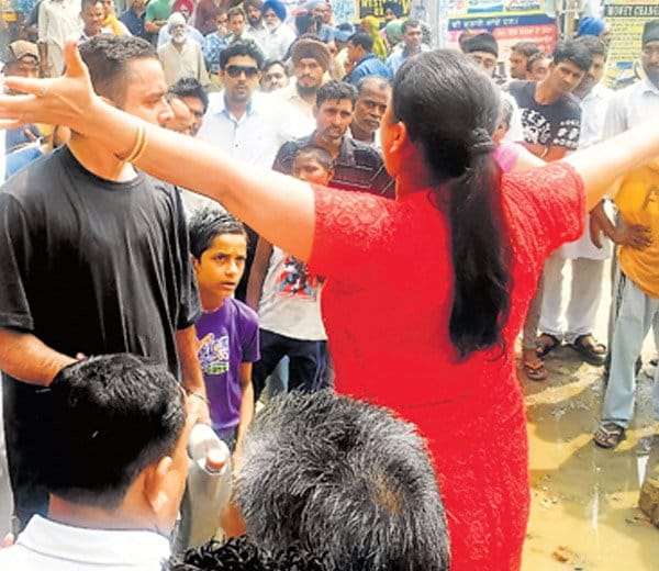 lady try to burn alive, encroachment drive in market, nagar council ludhiana, punjab, jagraon