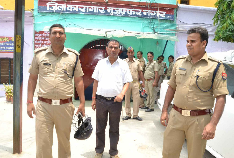 Conflict in UP 's Muzaffarnagar jail , a prisoner's death