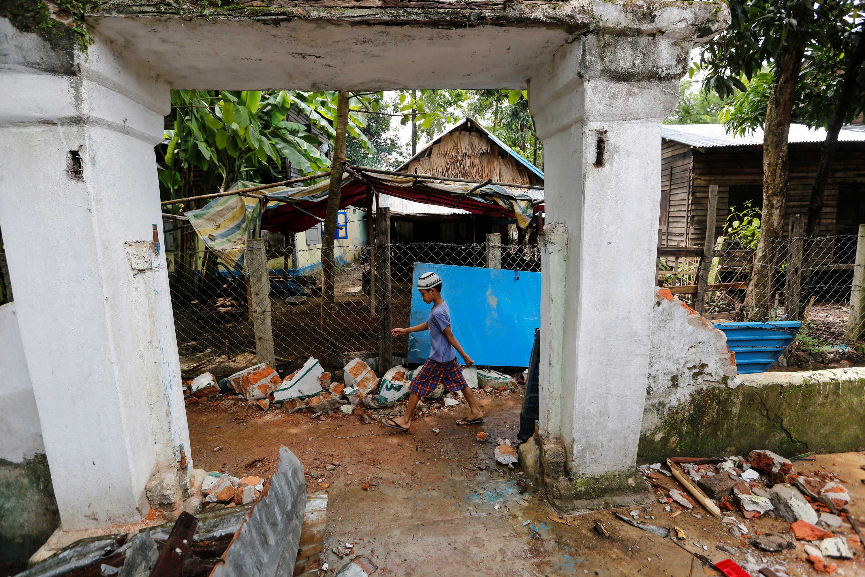 MYANMAR-VIOLENCE Myanmar Buddhists ransack mosque as religious violence flares