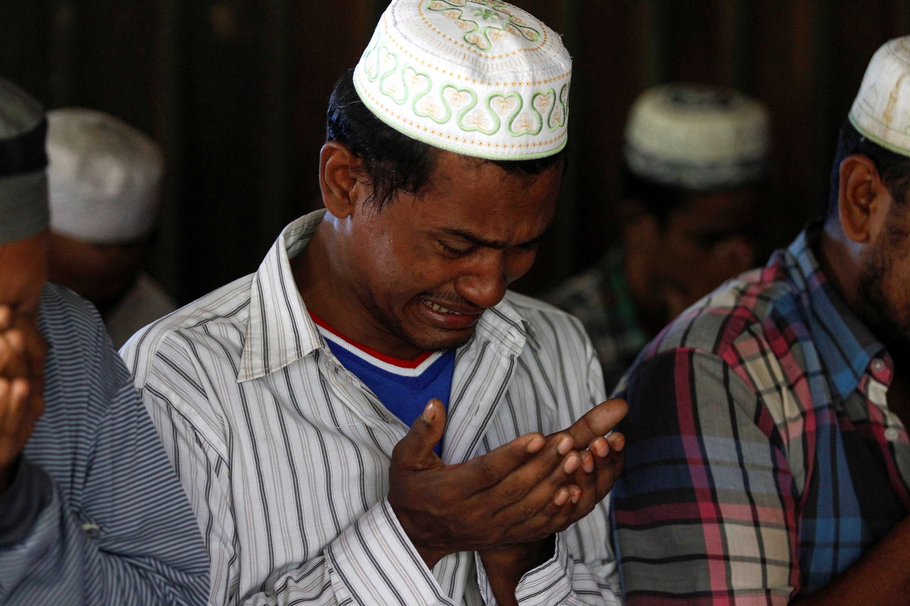 MYANMAR-VIOLENCE Myanmar Buddhists ransack mosque as religious violence flares