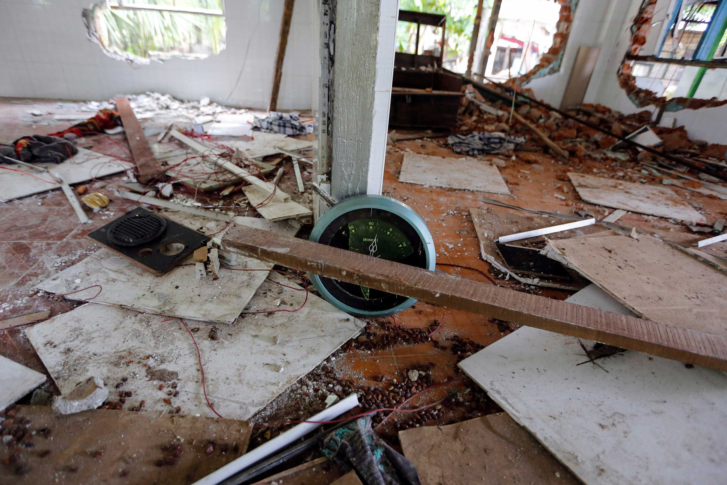 MYANMAR-VIOLENCE Myanmar Buddhists ransack mosque as religious violence flares