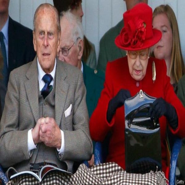 Know: The Secret of the Queen elizabeth's bag