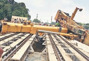 Crane fell on the railway track , the Delhi - Howrah route stalled