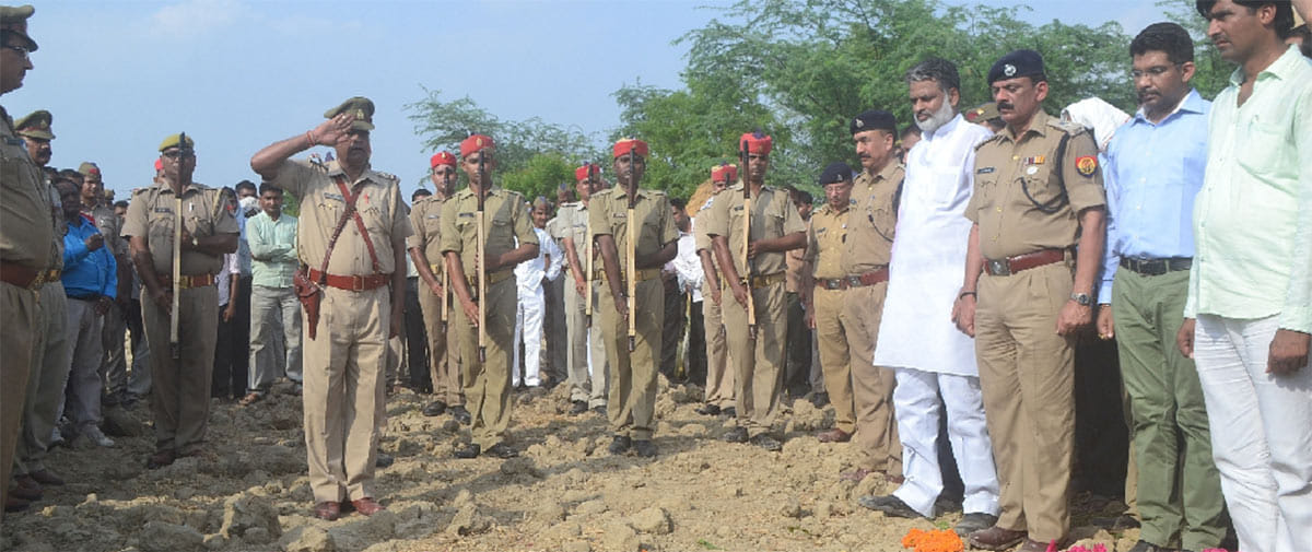 family of dead police inspector in encounter raising questions on police system