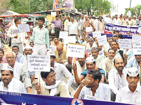  kotedaaron ne raajy karmachaaree ka darja maanga Kotedaron sought the status of state employee