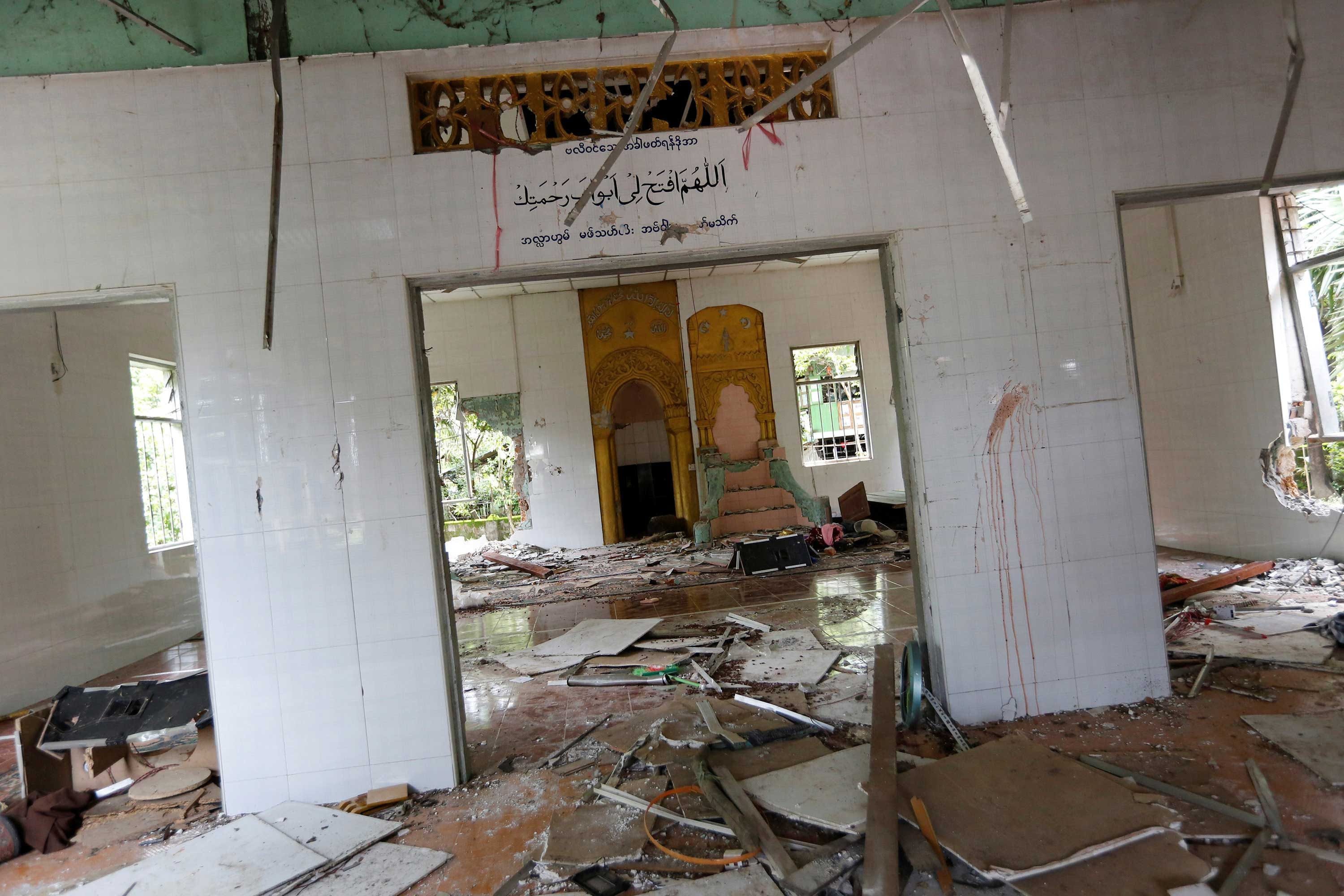 MYANMAR-VIOLENCE Myanmar Buddhists ransack mosque as religious violence flares