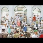 जुमा की नमाज खत्म होने पर बांदा की नवाबी जमा मस्जिद से निकलते नमाजी। 