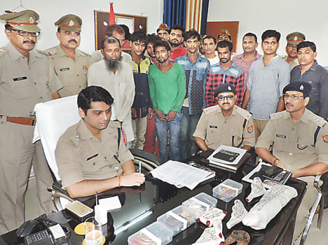 seven people arrested of gang