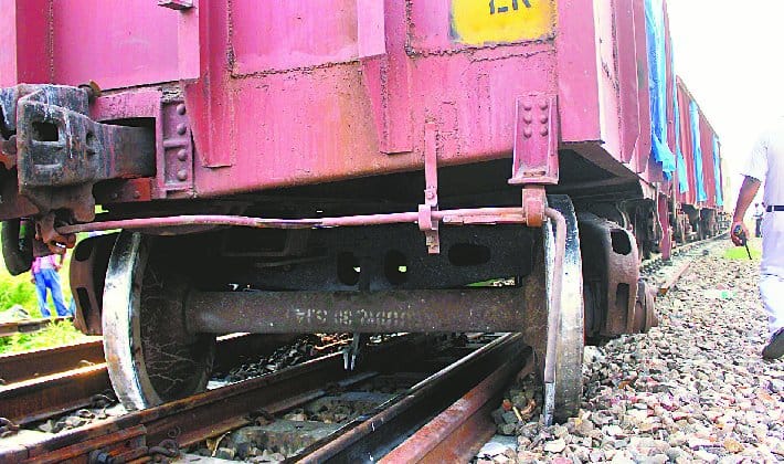 Goods train derails , rail traffic was disrupted for two hours