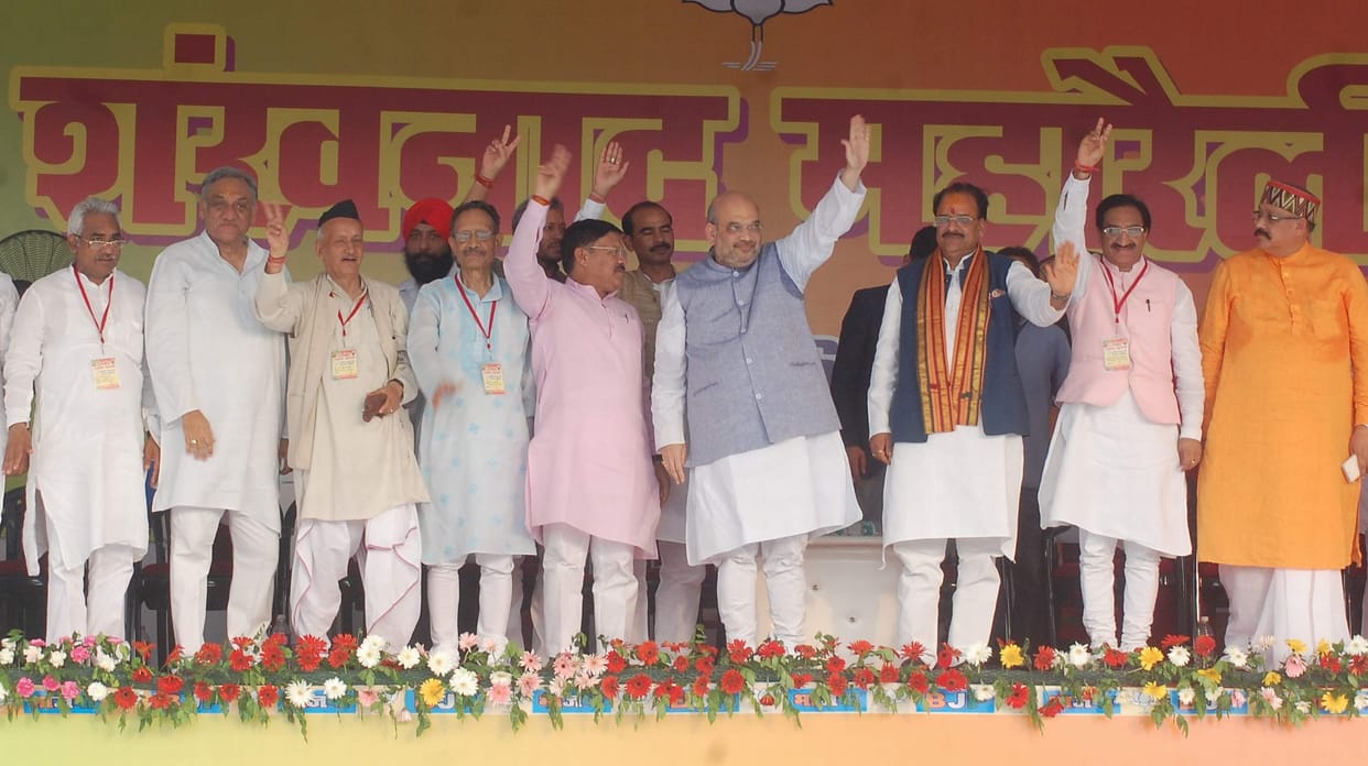 bahuguna got importance in shankhnaad rally by amit shah.