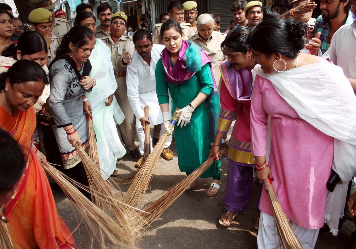  Aparna yadav participated in green UP and Clean UP campaign.