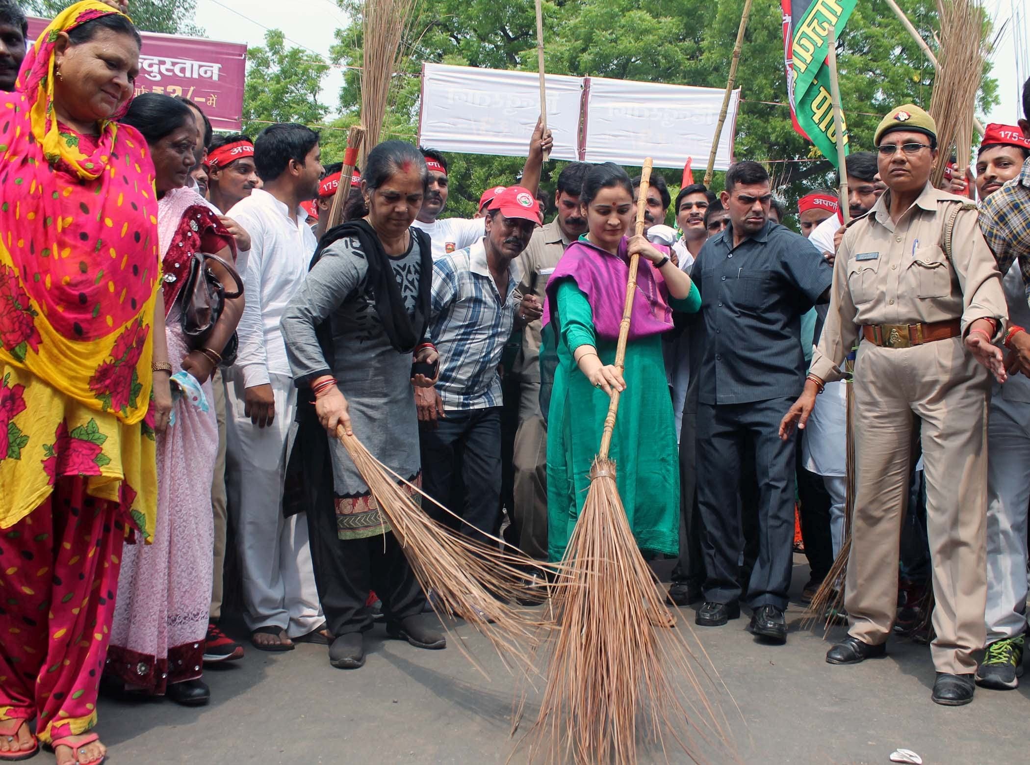  Aparna yadav participated in green UP and Clean UP campaign.