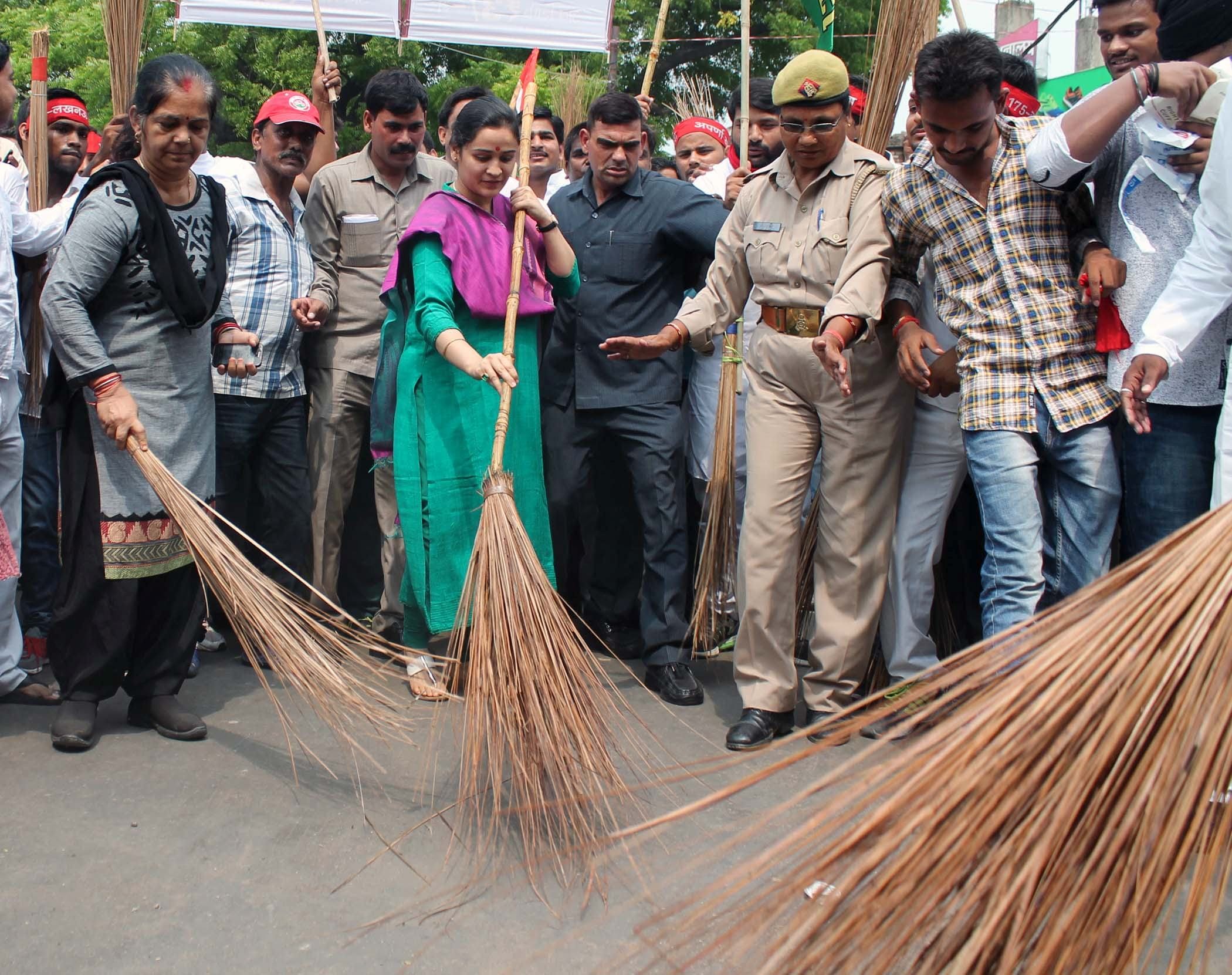  Aparna yadav participated in green UP and Clean UP campaign.