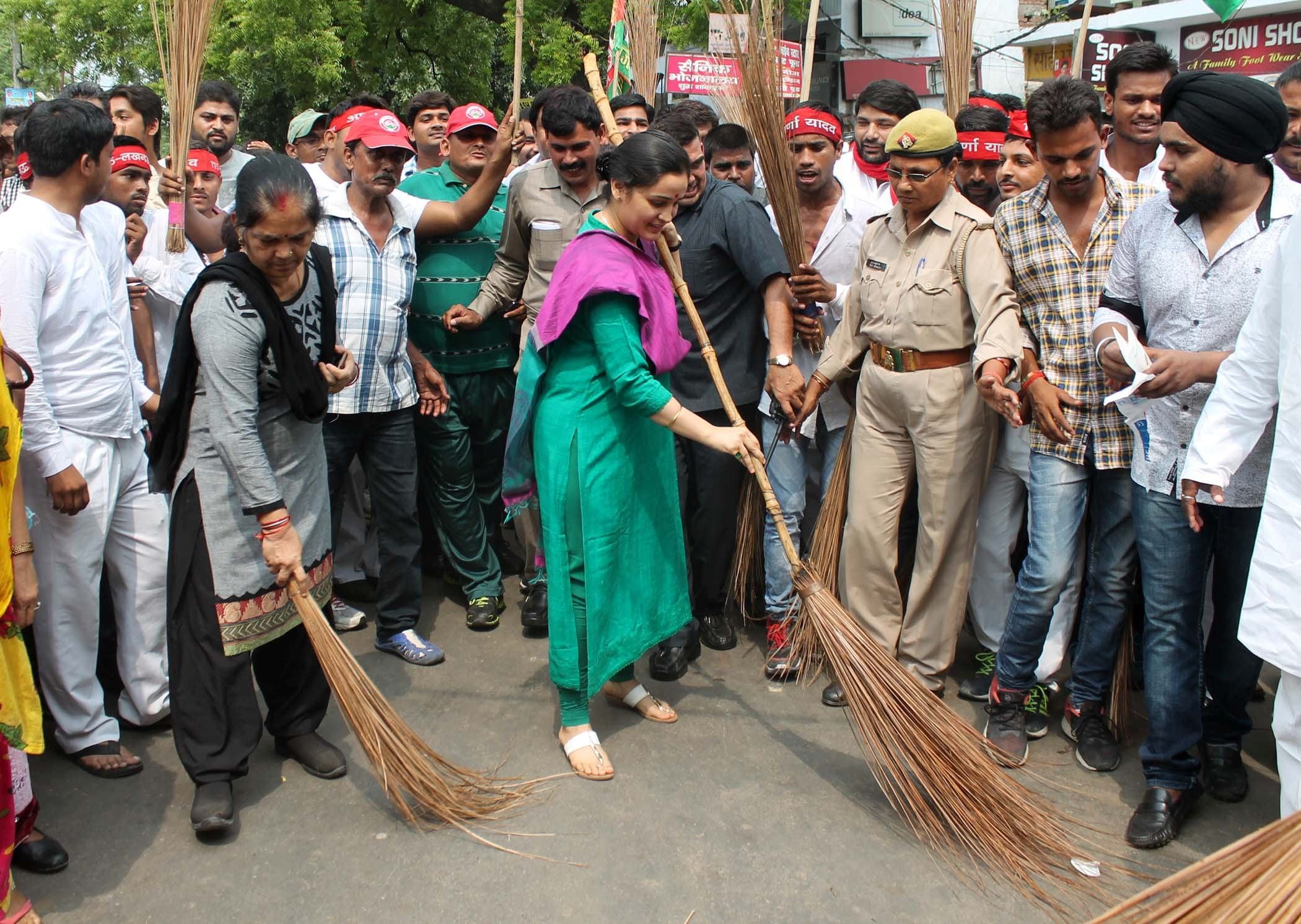  Aparna yadav participated in green UP and Clean UP campaign.