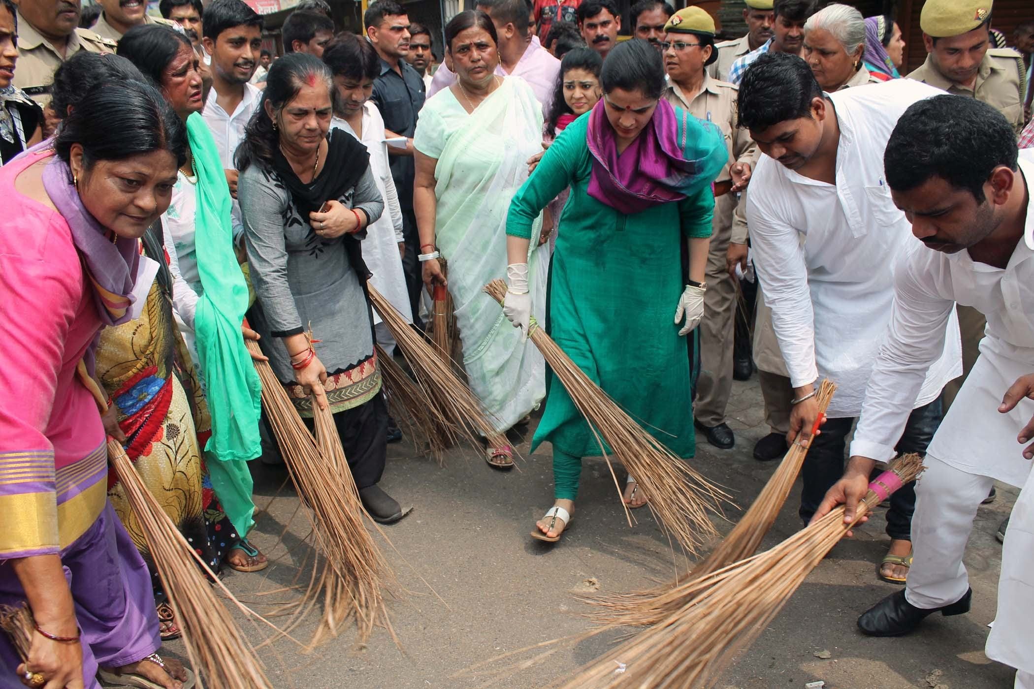  Aparna yadav participated in green UP and Clean UP campaign.