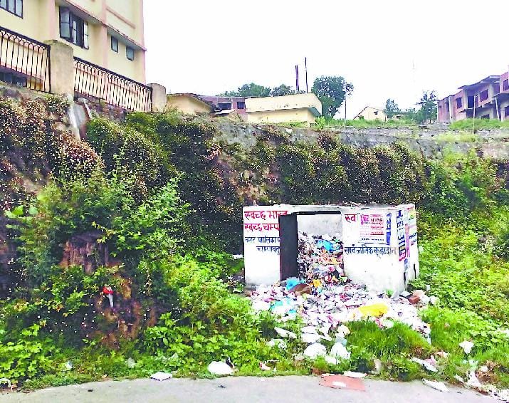 Are welcome at the entrance to the district hospital with garbage