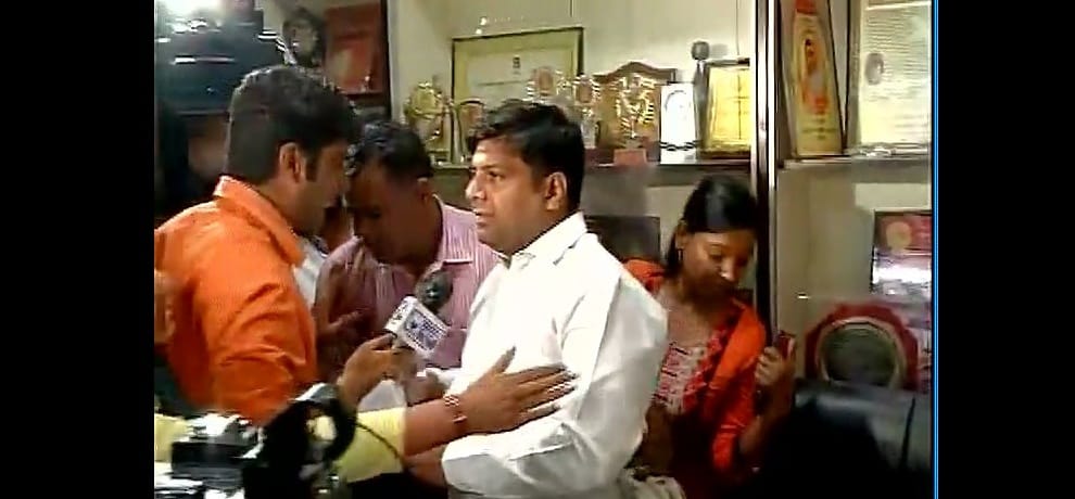 aap mla dinesh mohaniya arrested during press conference by delhi police