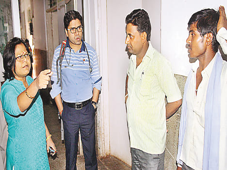 Pregnant twins born at the hospital gate