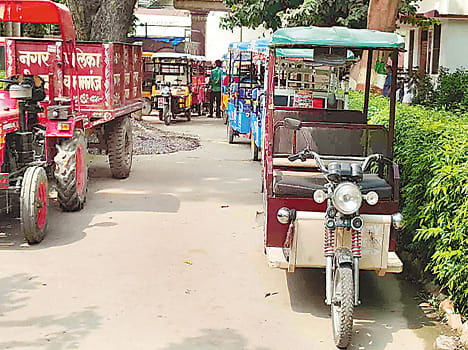 The display on the e-rickshaw drivers license fee
