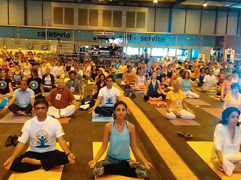 Shilpa shetty's yoga class in Real Madrid