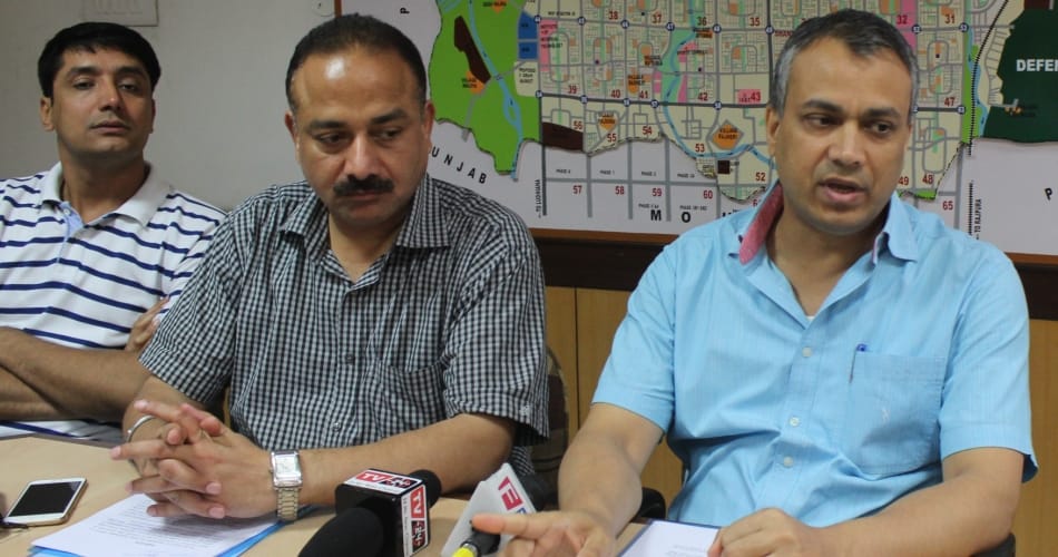 mayor arun sood and Municipal Commissioner B. Purushartha press confrence