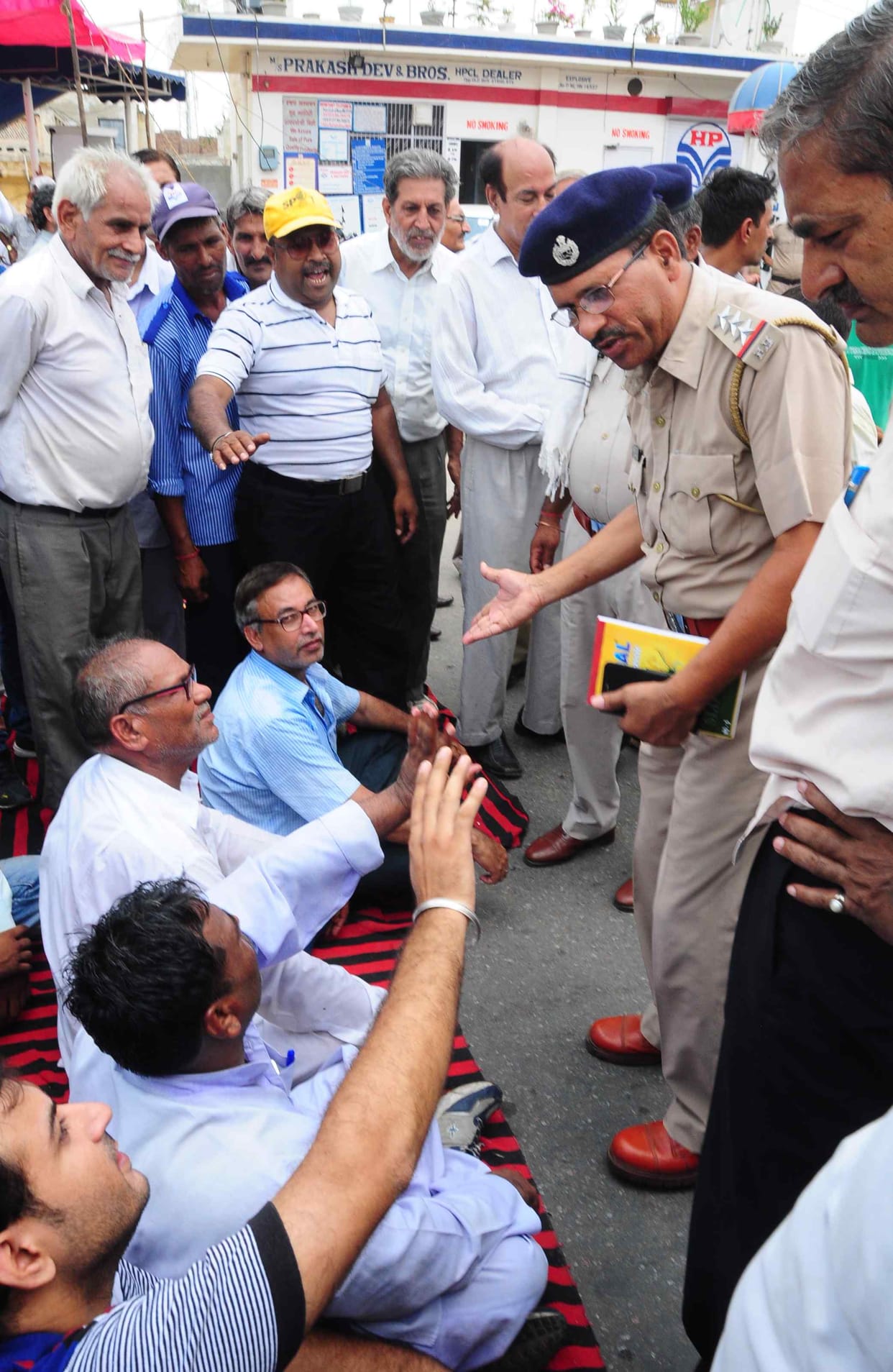 Traders seeking protection, scorching sun out on the road , the road an hour jam, crime in rohtak