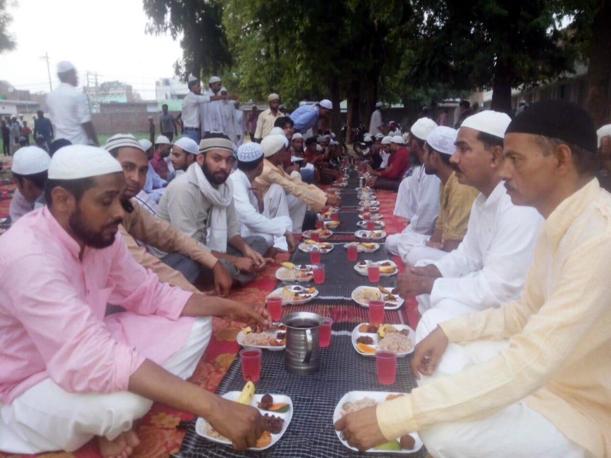 namaaj ada kar aman chain kee dua maangee