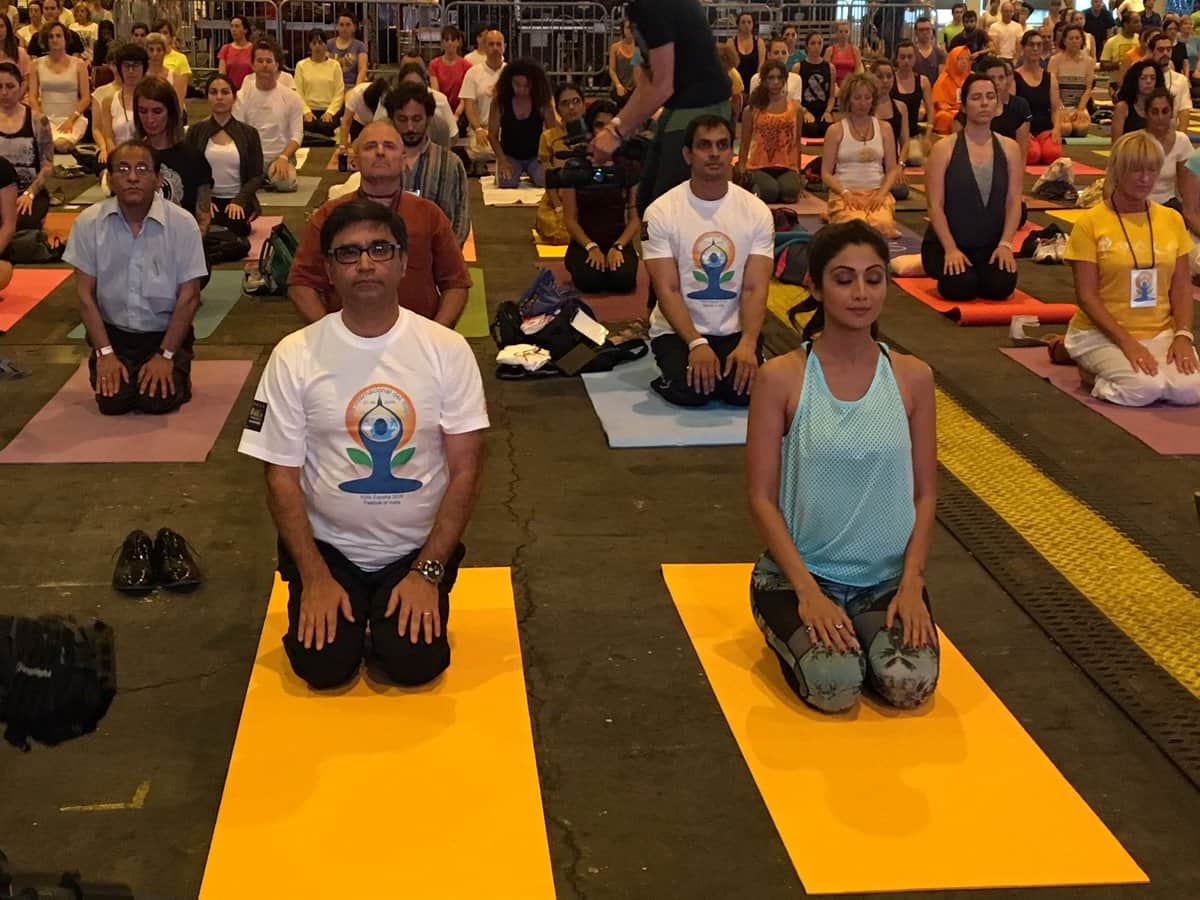 Shilpa shetty's yoga class in Real Madrid