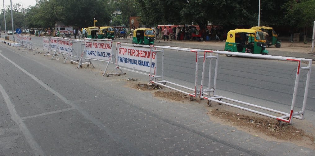 चामुंडा मंदिर गेट पर लगाया बैरीकेडिंग, आक्रोश