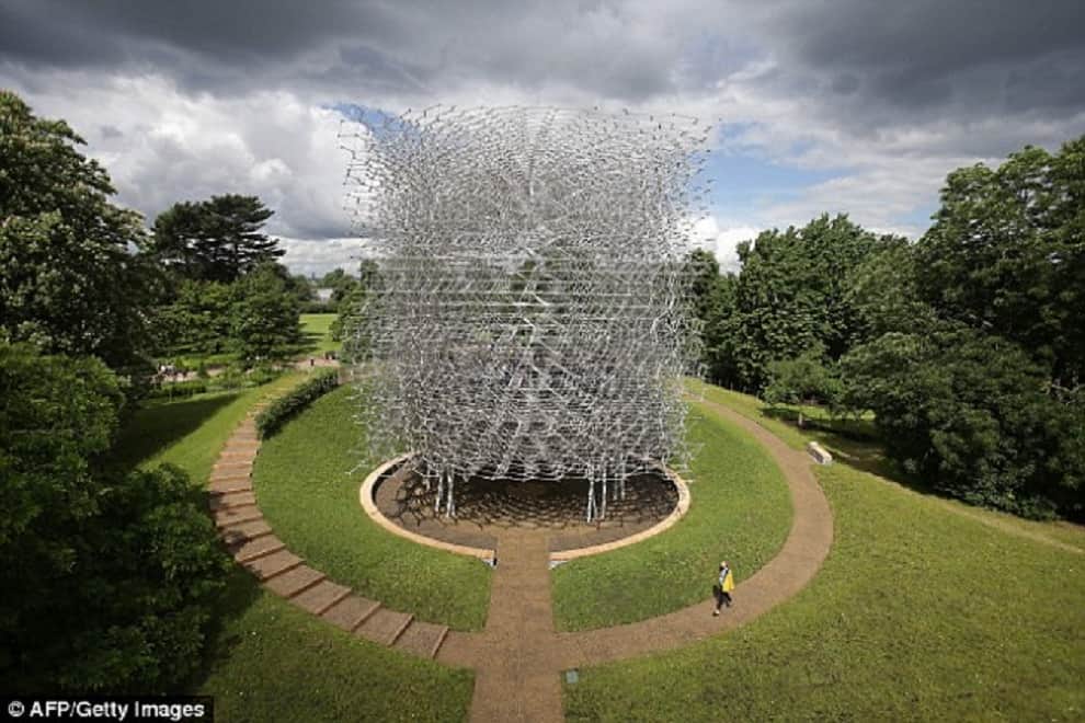 40-ton steel hive installed in kew gardens