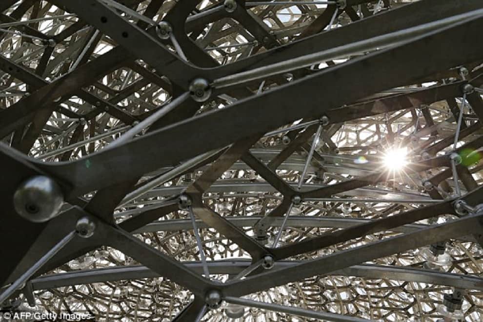 40-ton steel hive installed in kew gardens