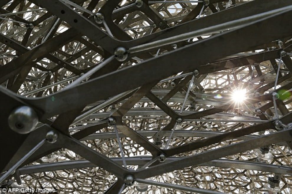 40-ton steel hive installed in kew gardens