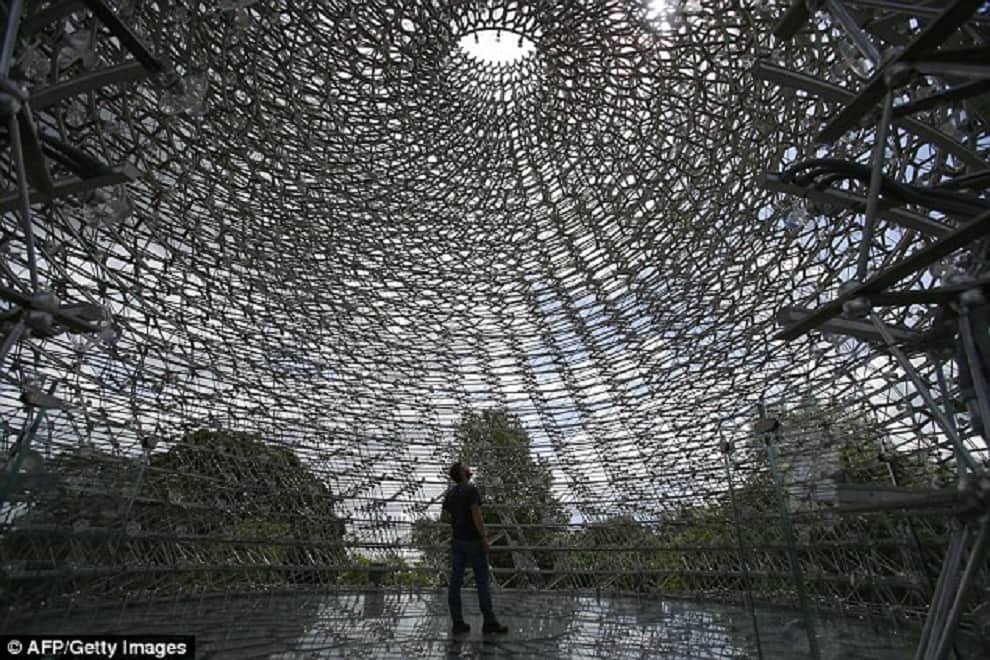 40-ton steel hive installed in kew gardens