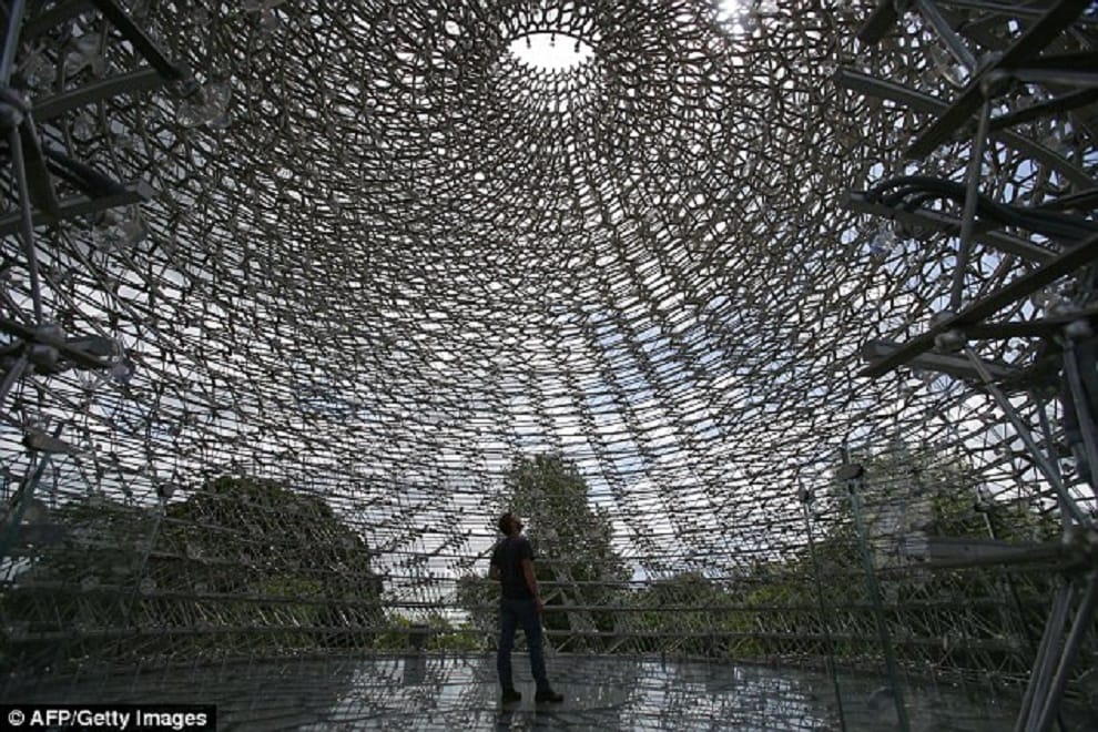 40-ton steel hive installed in kew gardens