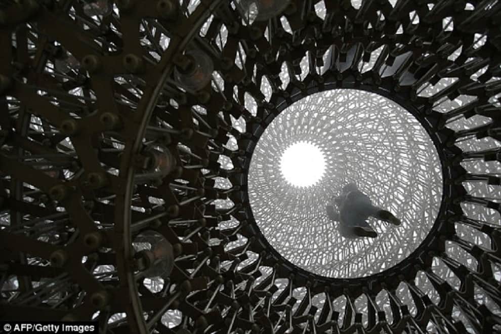 40-ton steel hive installed in kew gardens