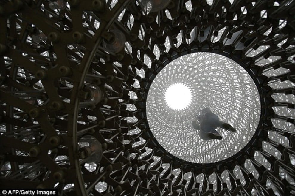 40-ton steel hive installed in kew gardens