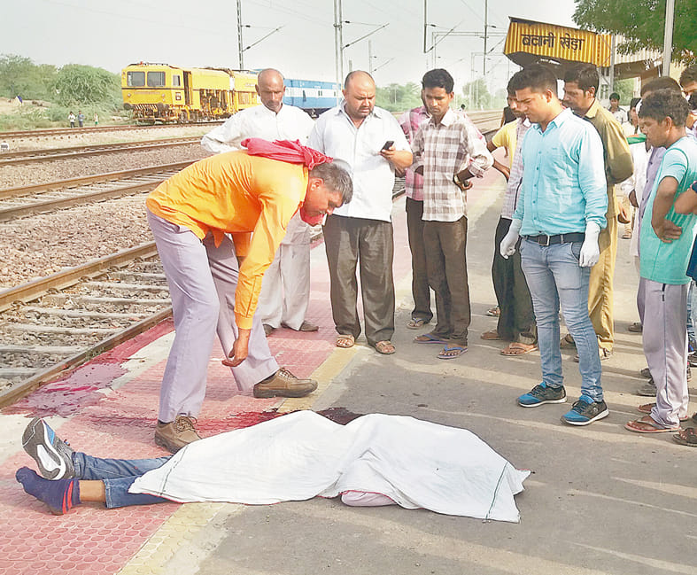 Students dragged between train and platform 30 meters, died