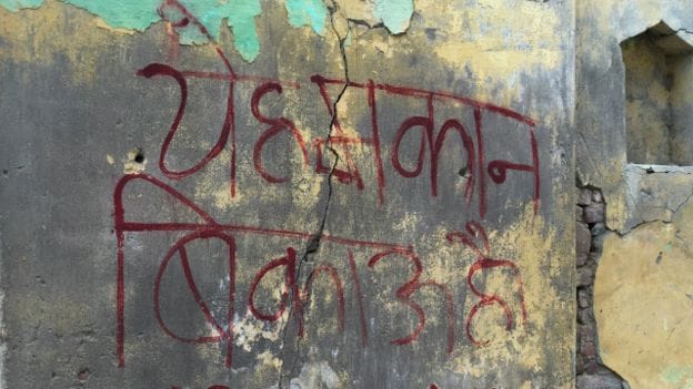 Who imposed tolet posters on Kairana hindu homes