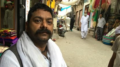 Who imposed tolet posters on Kairana hindu homes