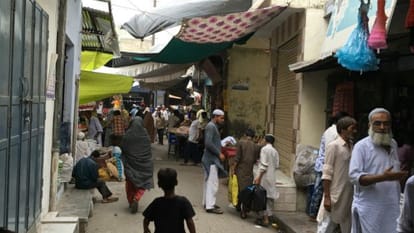 Who imposed tolet posters on Kairana hindu homes