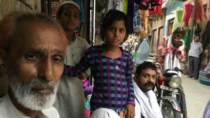 Who imposed tolet posters on Kairana hindu homes