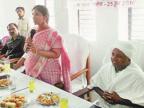 Poor women face having sari bloom
